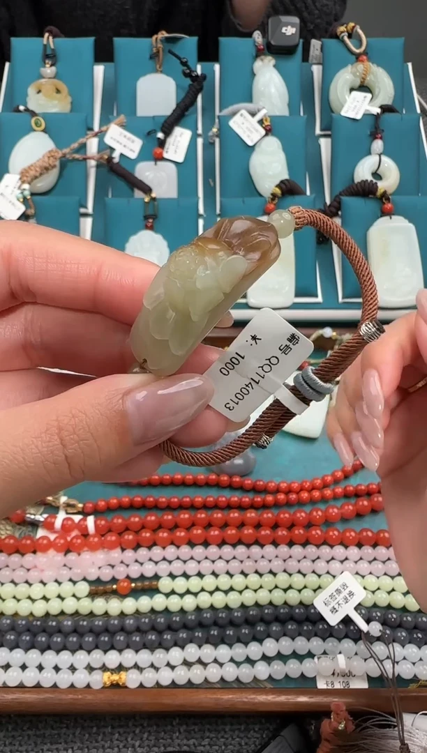 颈饰未镶嵌和田玉吊坠QQ