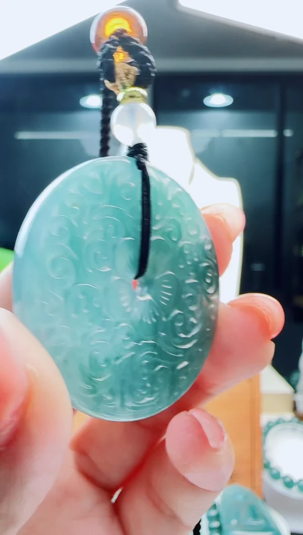 翡翠未镶嵌颈饰多样性发货其中一件