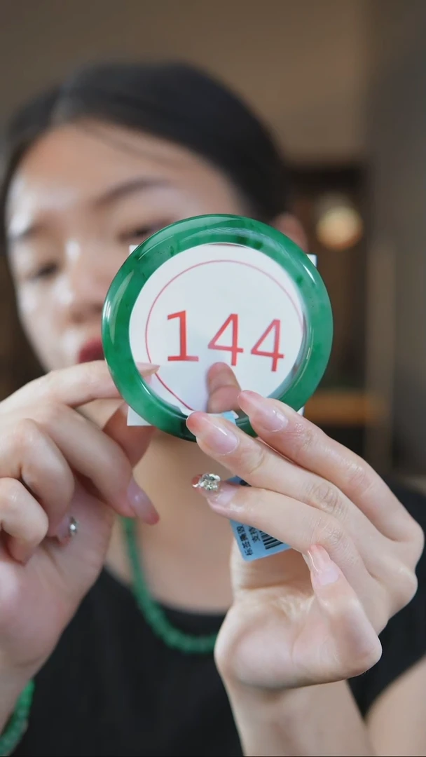 石英质玉（非洲翠）手镯未镶嵌60