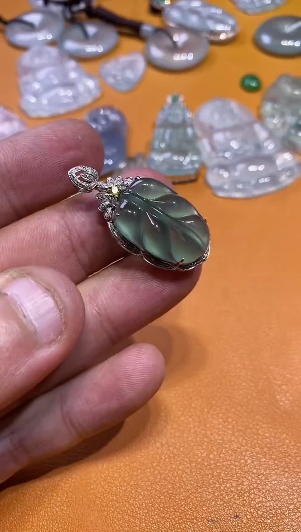 吊坠(不含链)18K金镶嵌翡翠叶子6800  34.3  16.9  8.5