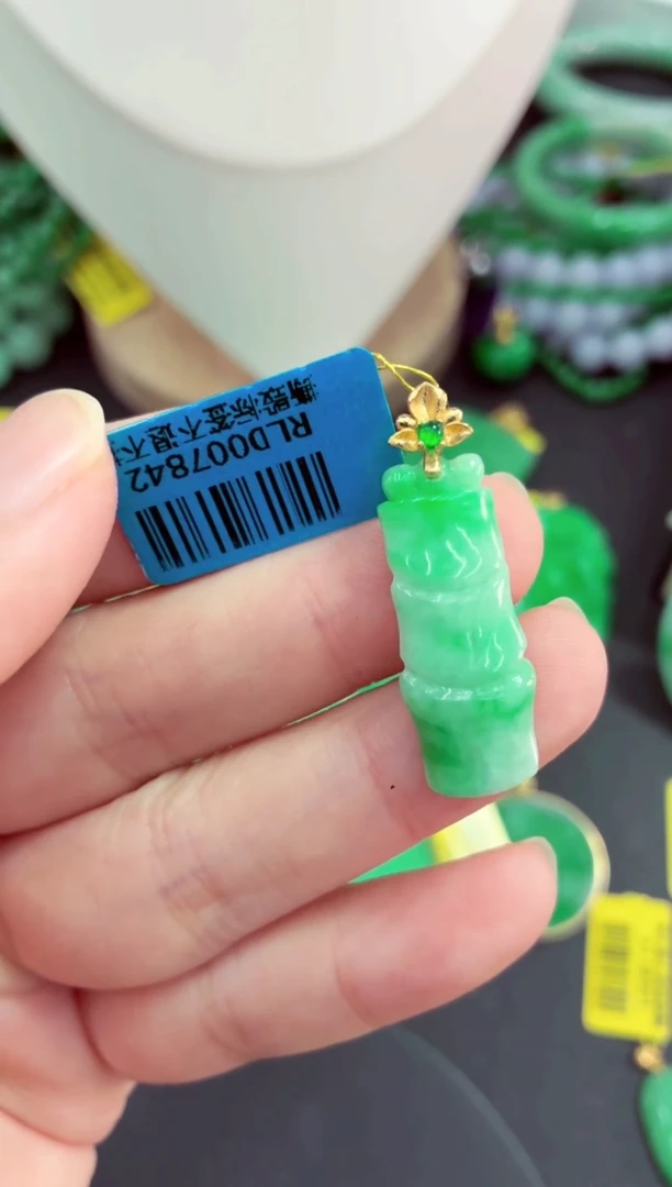 吊坠(不含链)未镶嵌翡翠挂件