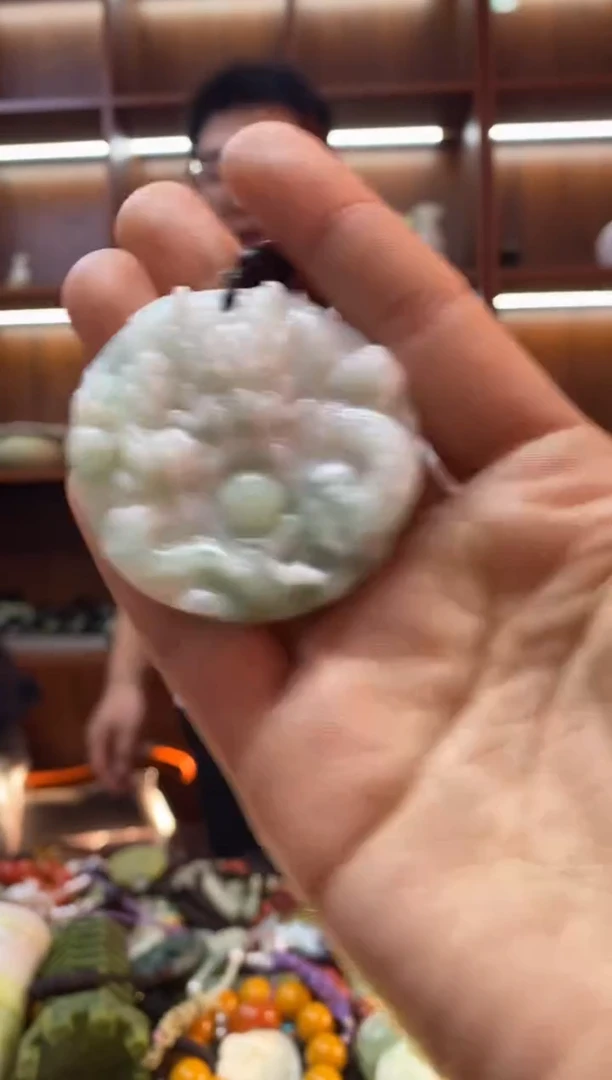 未镶嵌蛇纹石玉吊坠