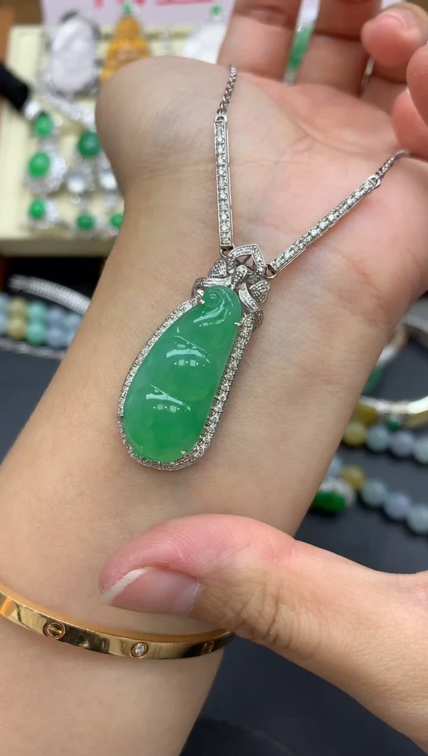 翡翠18K金镶嵌颈饰650-中国好珍宝