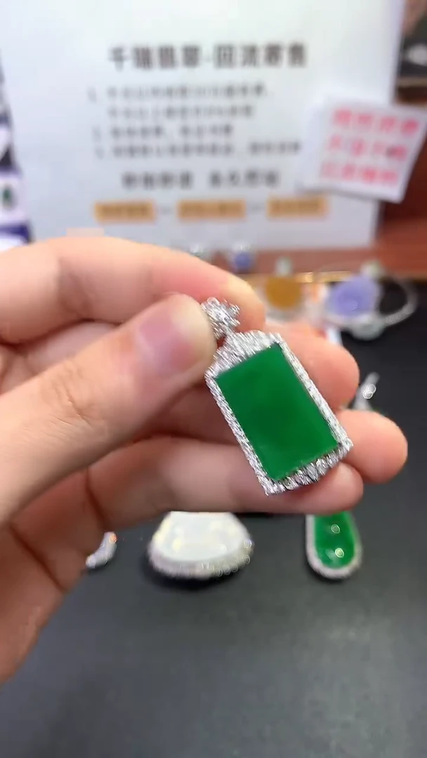 【闪购商品】翡翠吊坠(不含链)18K金镶嵌无事牌不退不换|19800+0