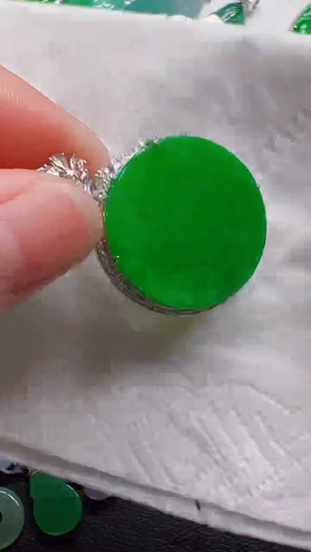 颈饰18K金镶嵌翡翠圆牌