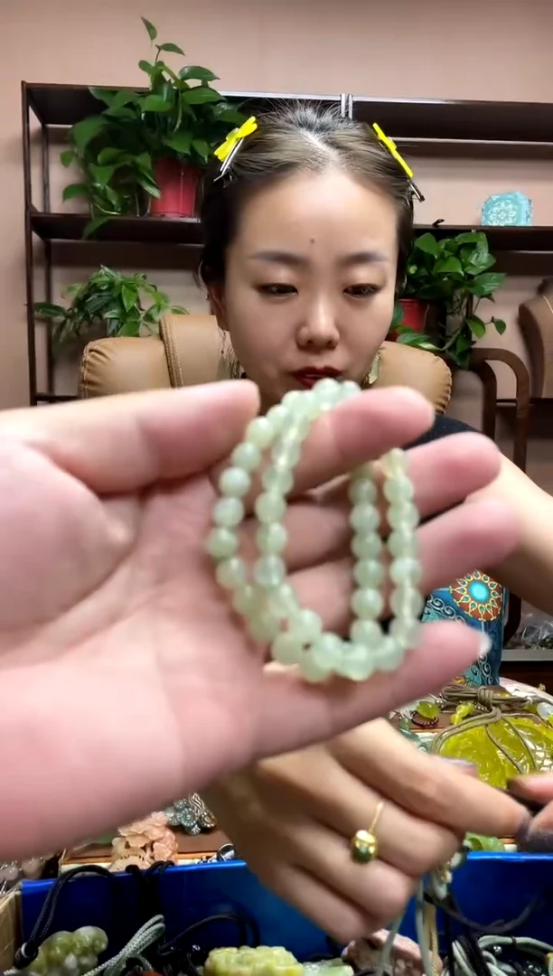 未镶嵌岫玉颈饰多样性发货发其中之一