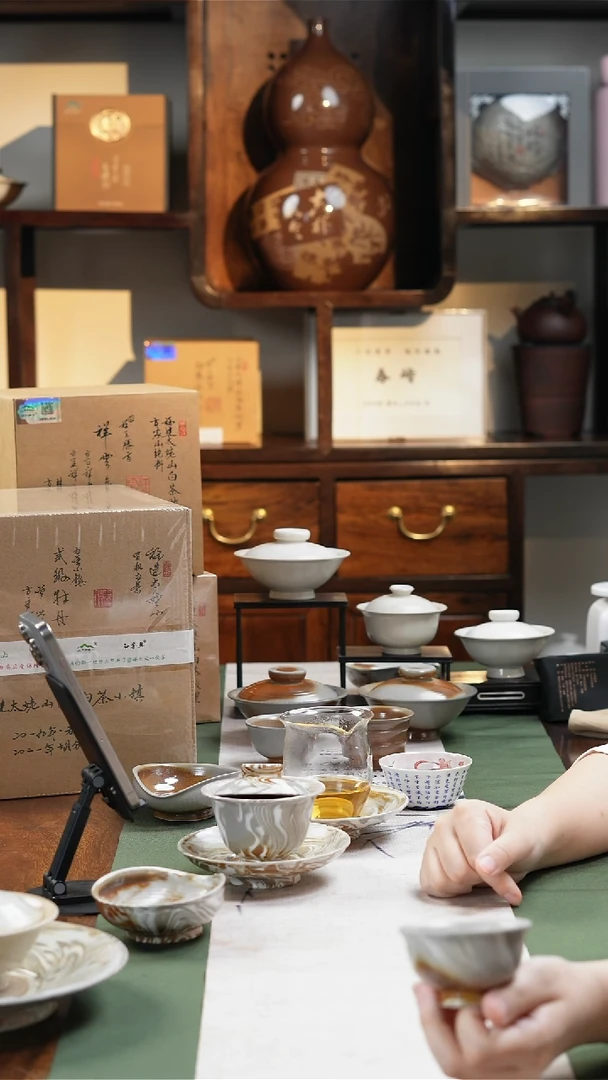 瓷片谢加阔 龙纹中号压手杯