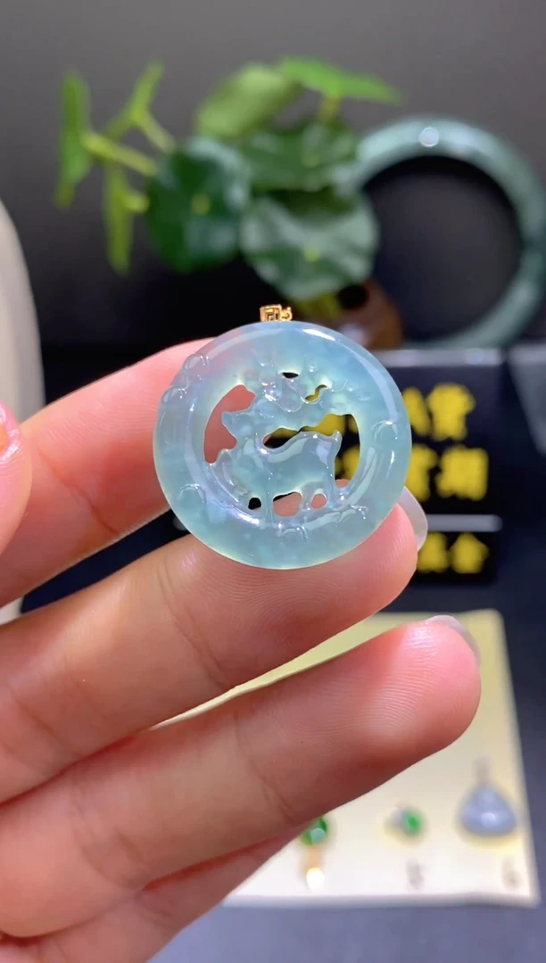 翡翠18K金镶嵌颈饰翡翠吊坠