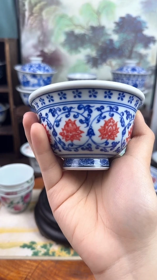 陶瓷青花釉里红缠枝莲压手杯