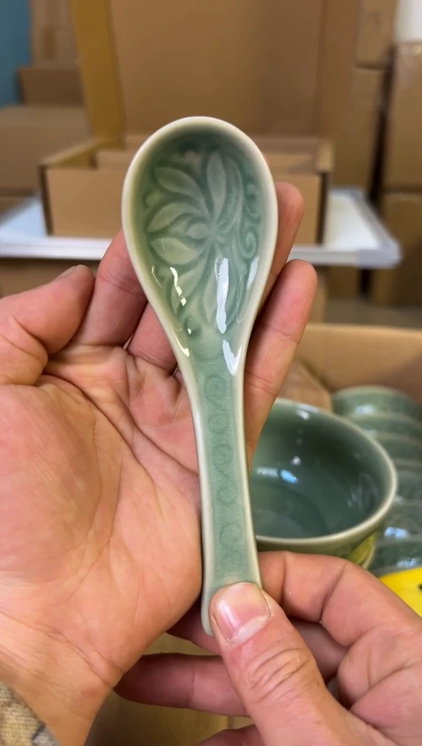 陶瓷青釉莲纹瓷勺