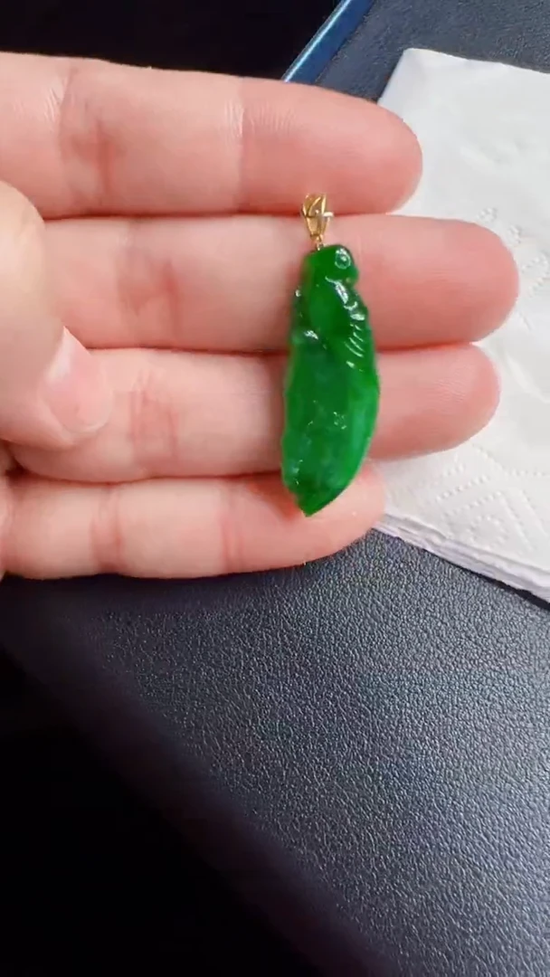 颈饰18K金镶嵌翡翠吊坠