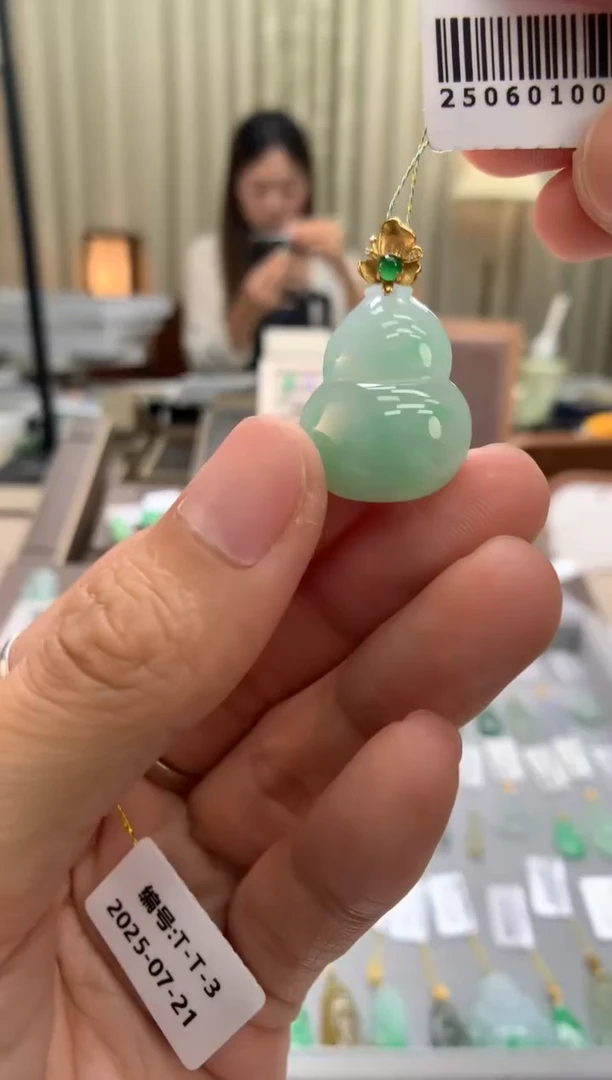 翡翠18K金镶嵌颈饰葫芦