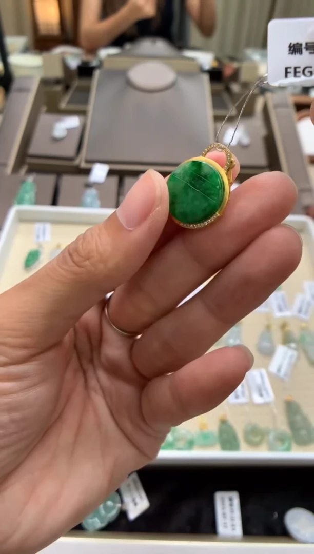 翡翠18K金镶嵌颈饰圆牌