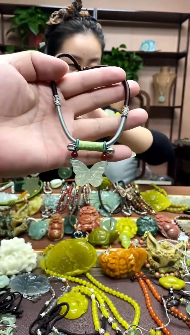 未镶嵌岫玉颈饰·