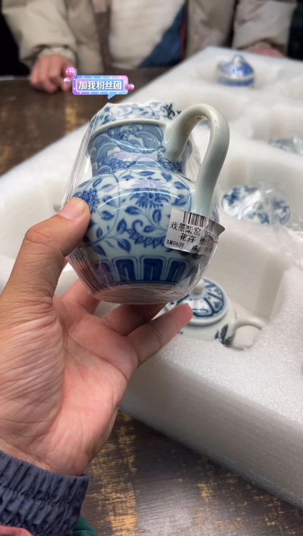 【闪购商品】/戏墨柴窑仿明缠枝花卉僧帽壶（送）