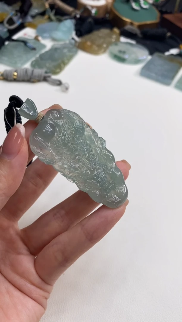 颈饰未镶嵌翡翠龙牌