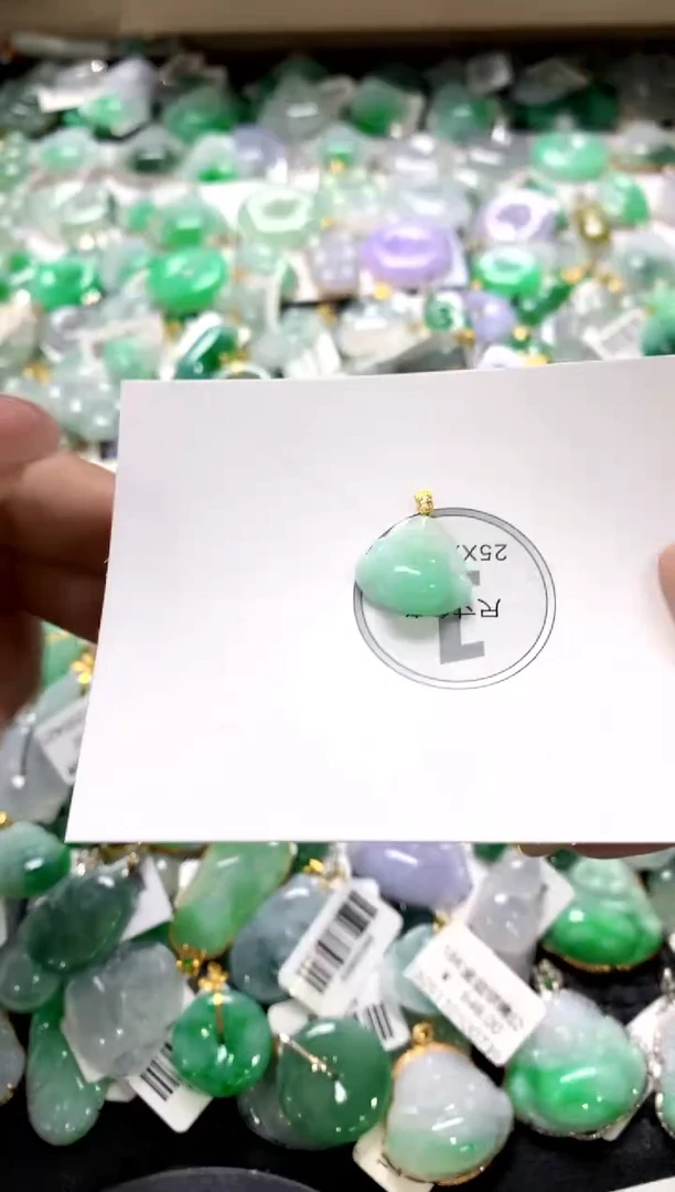 颈饰18K金镶嵌翡翠1111111111111111