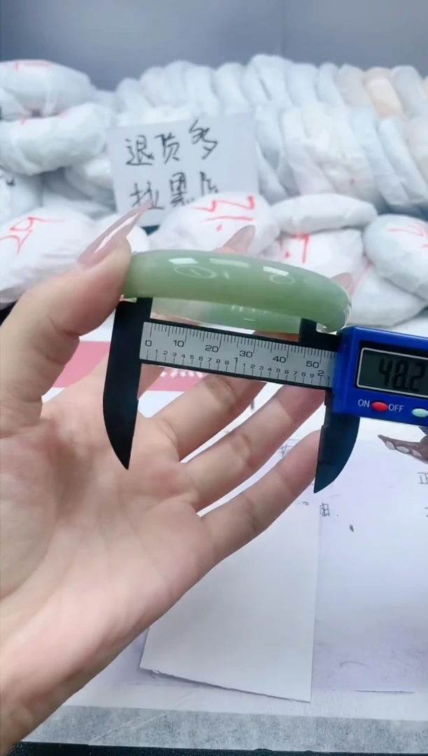 【闪购商品】石英质玉手镯未镶嵌90/54.6