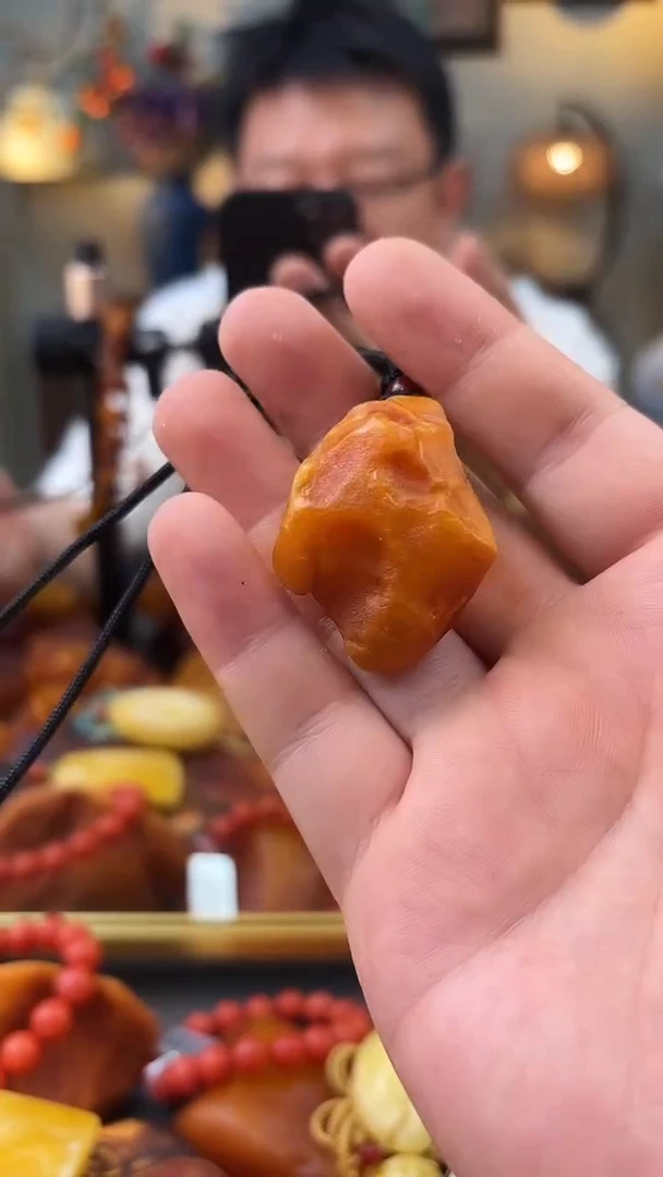 未镶嵌颈饰琥珀吊坠