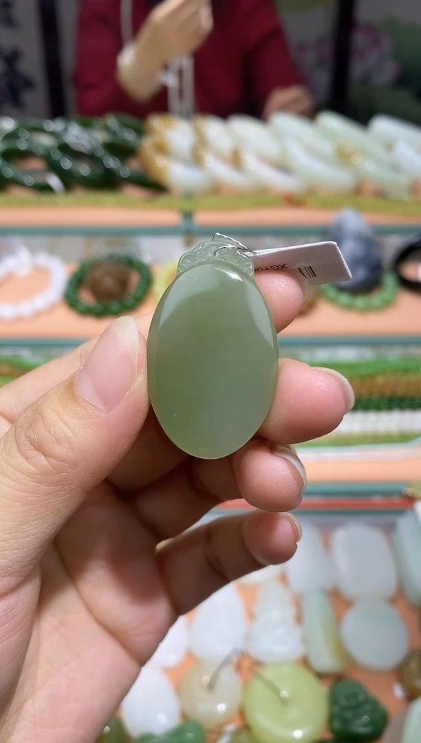 吊坠(不含链)未镶嵌和田玉（青玉）冰底晴水圆牌