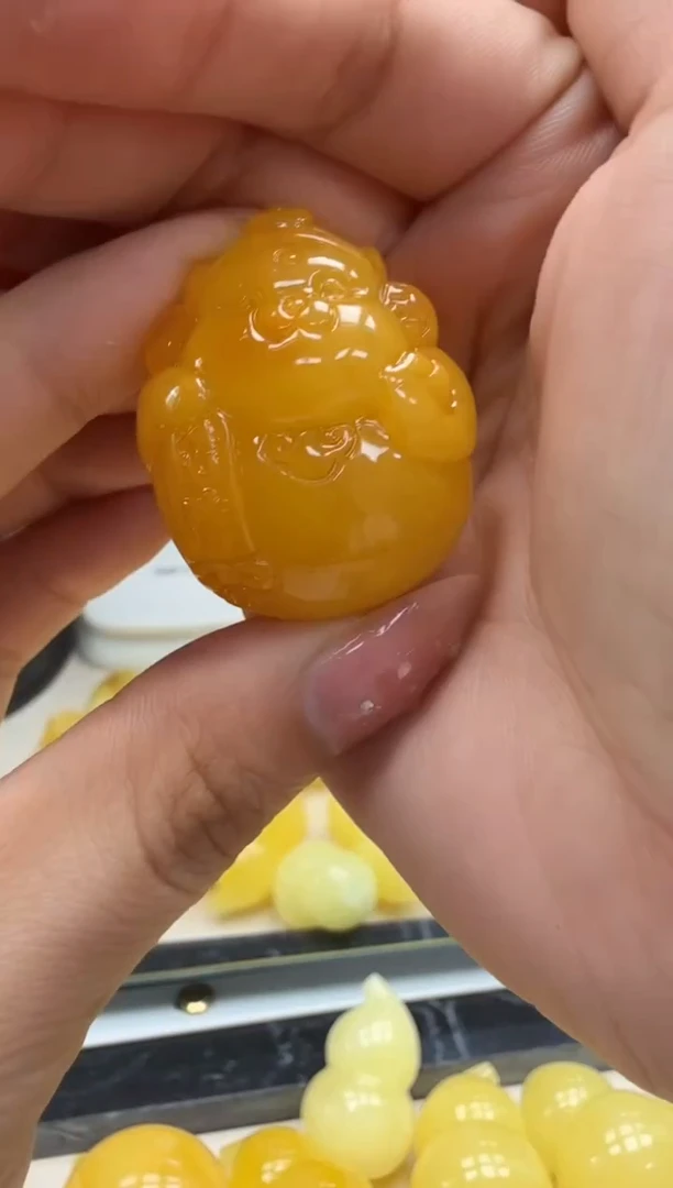 未镶嵌琥珀裸石如图