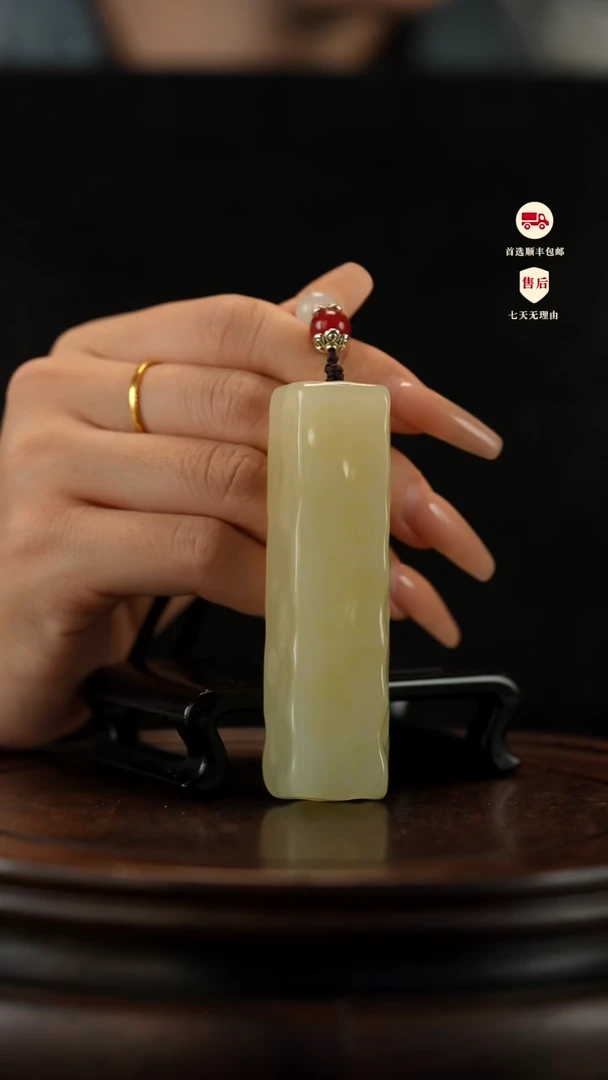云南石竹叶青雕刻：小奶酪手把件摆件