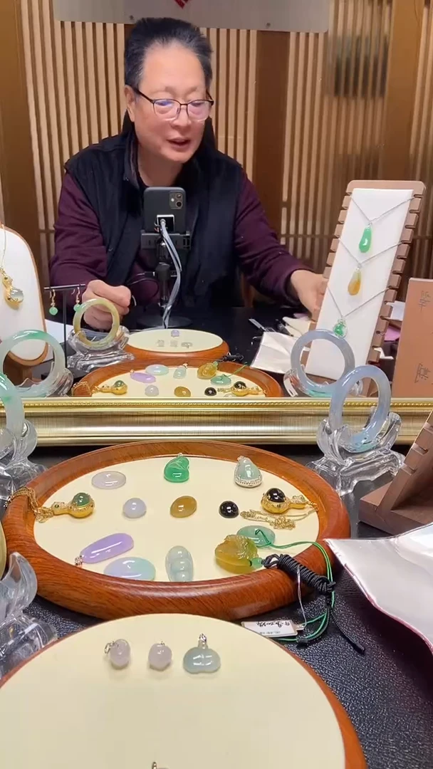 吊坠(不含链)18K金镶嵌翡翠紫色苹果吊坠13.8，宽15.3，厚10