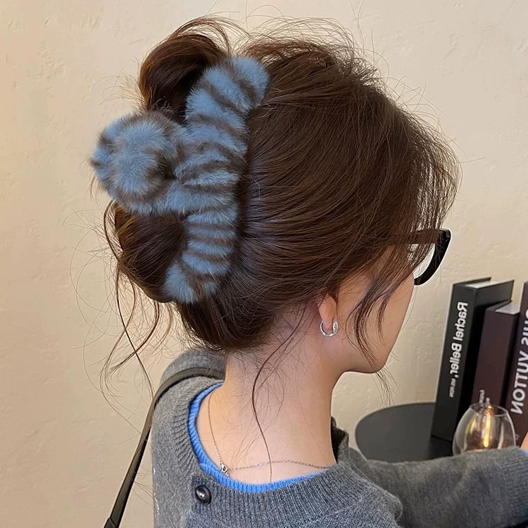 蓬松条纹毛绒抓夹女高级感2025新款后脑勺盘发鲨鱼夹毛毛发夹头饰