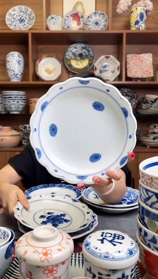 瓷片蓝菊纹19cm花边盘