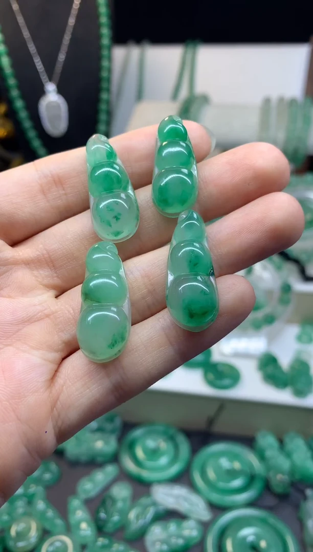 吊坠(不含链)未镶嵌石英质玉（非洲翠）福豆（四件发其一）