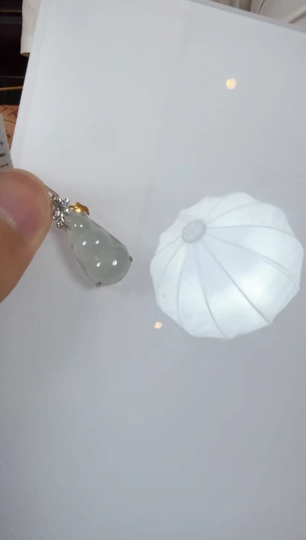 颈饰18K金镶嵌翡翠T100909