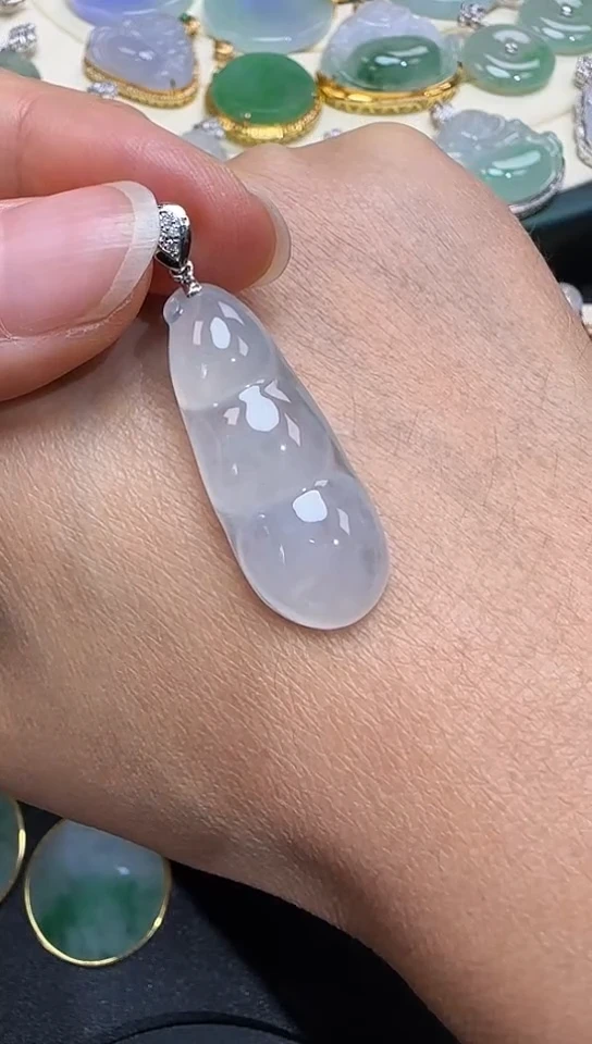 颈饰18K金镶嵌翡翠福豆子