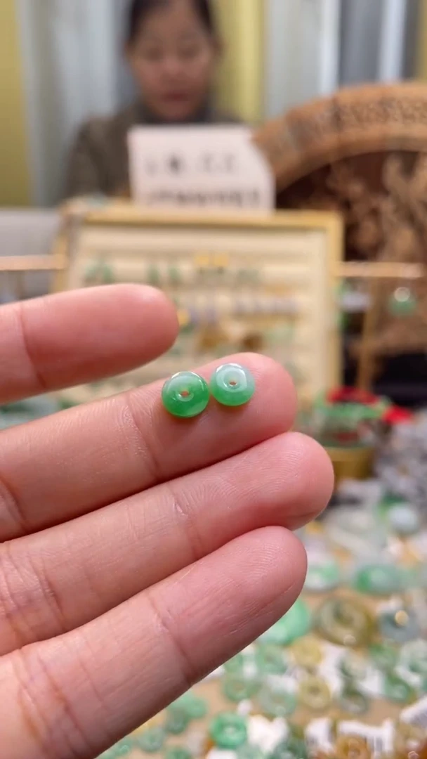 颈饰未镶嵌翡翠平安扣一对