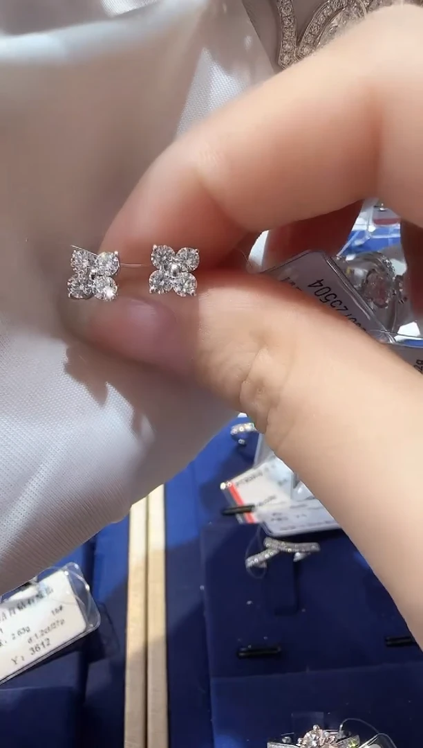 铂Pt950镶嵌合成钻石四叶花耳钉