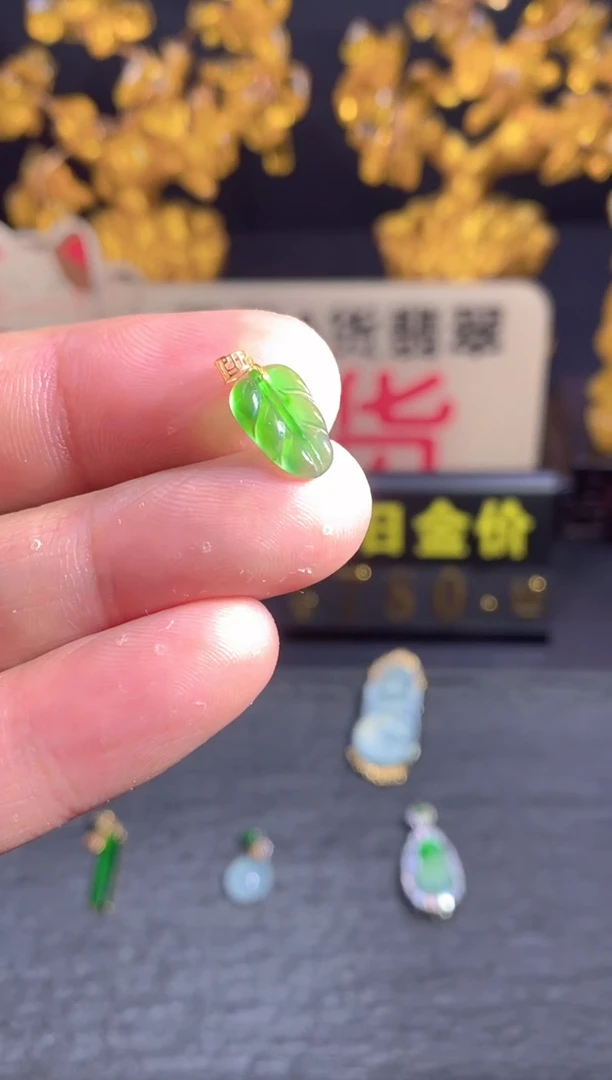 翡翠18K金镶嵌颈饰