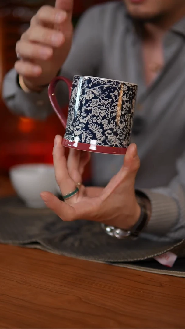 当代复古黑底白花马克杯