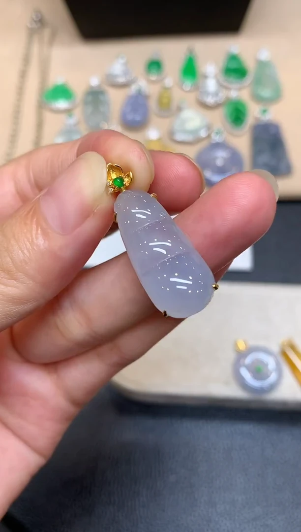 颈饰18K金镶嵌翡翠福豆【无服务费