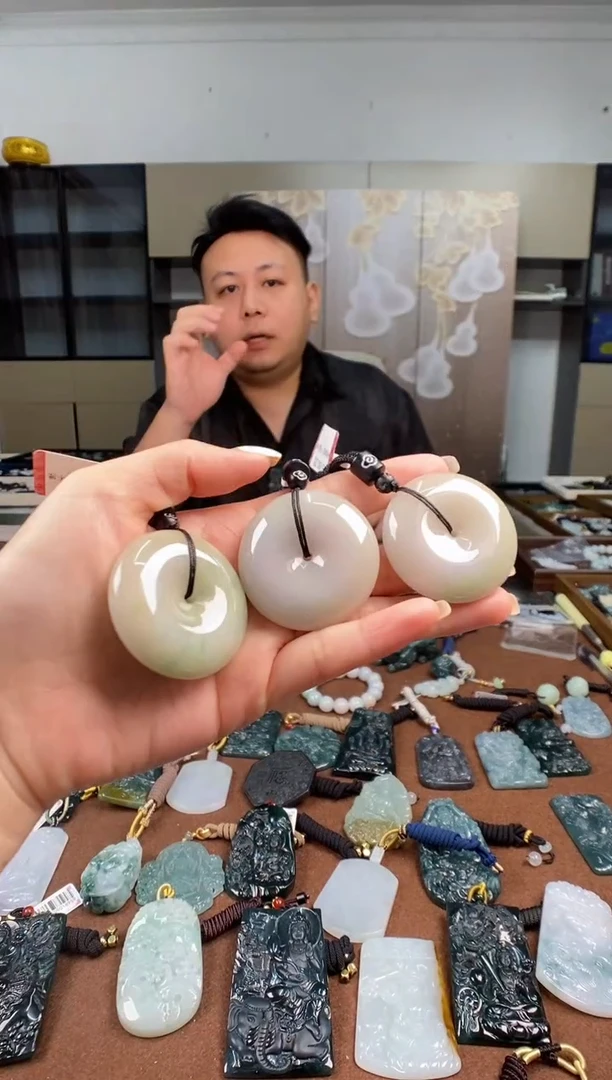 颈饰未镶嵌翡翠 多样性发其一