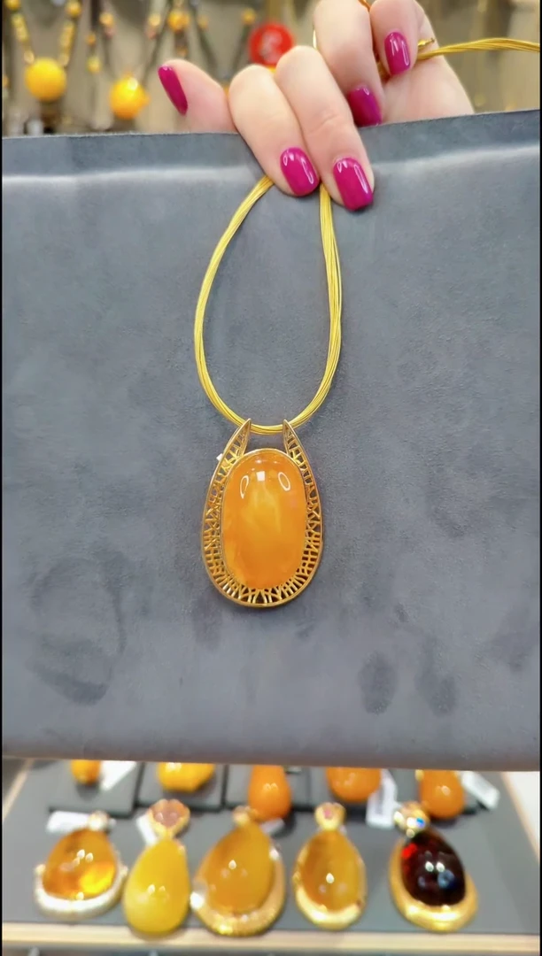 【闪购商品】蜜蜡颈饰银S925镀金镶嵌B076蜜蜡吊坠赠项圈