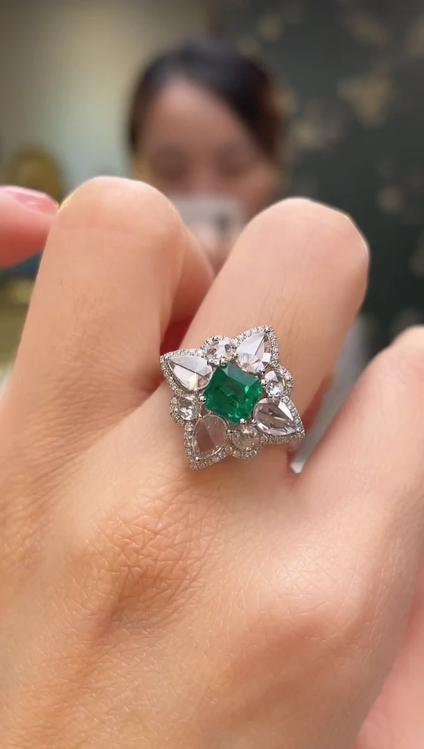 18K金镶嵌戒指祖母绿哥伦比亚木佐主石：0.71ct
