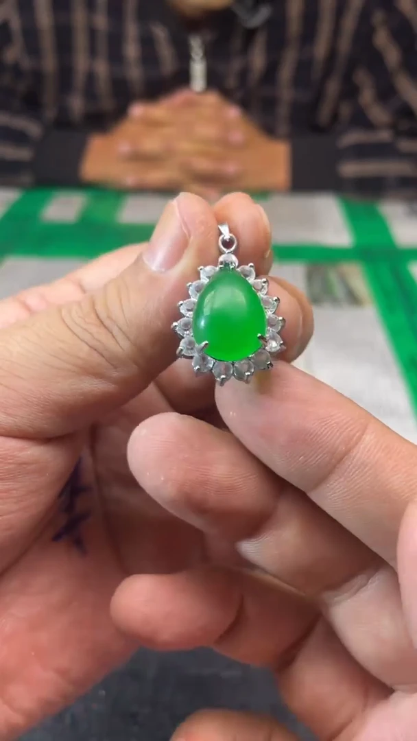 林子收货时尚吊坠AA30