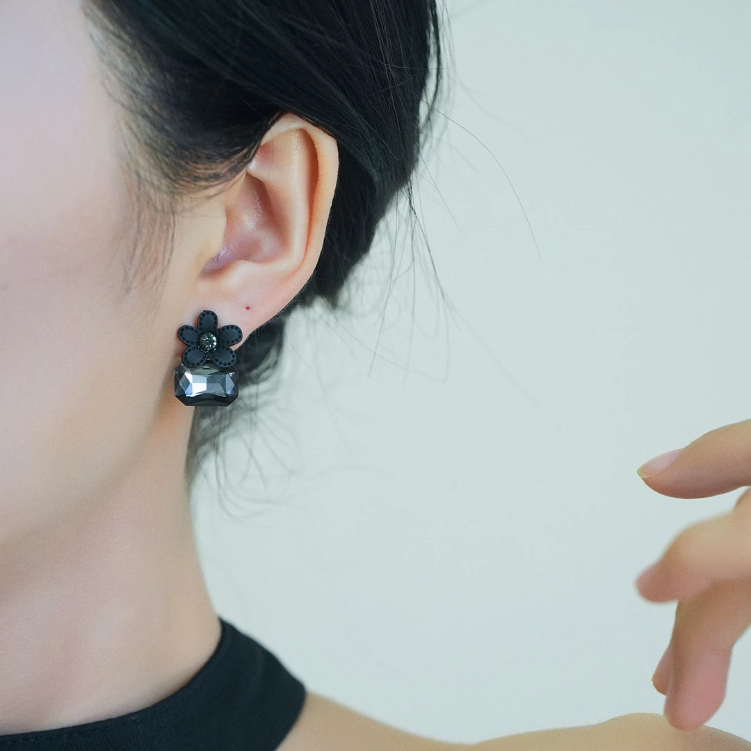 铜合金耳饰 黑色耳环新款爆款女轻奢高级感冷淡风耳钉秋冬小众潮