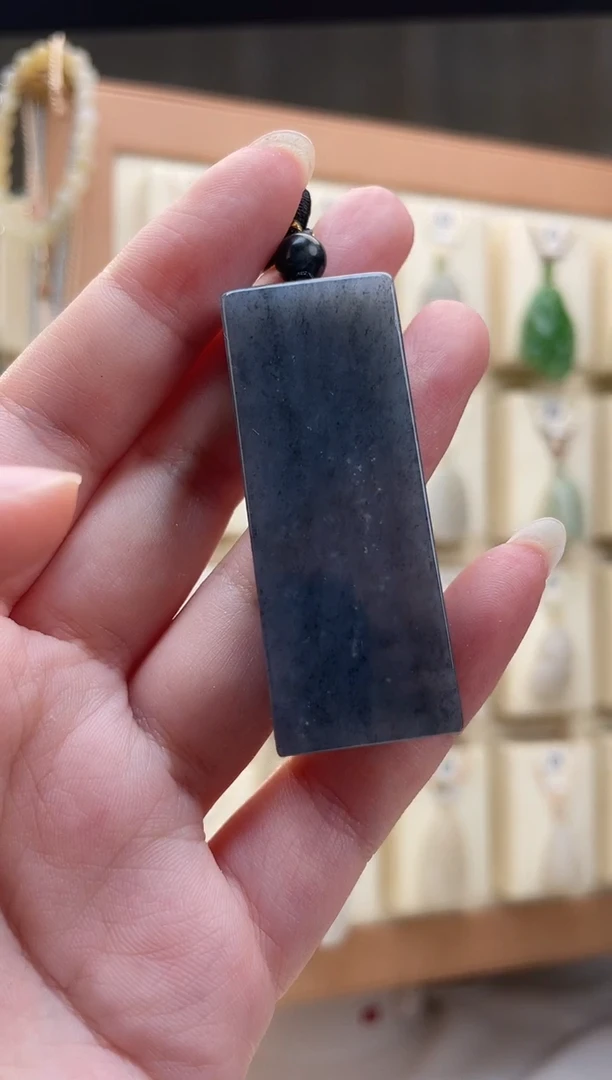 和田玉未镶嵌颈饰逸**?无事牌