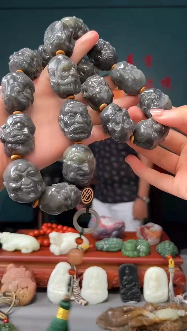 和田玉未镶嵌颈饰手持