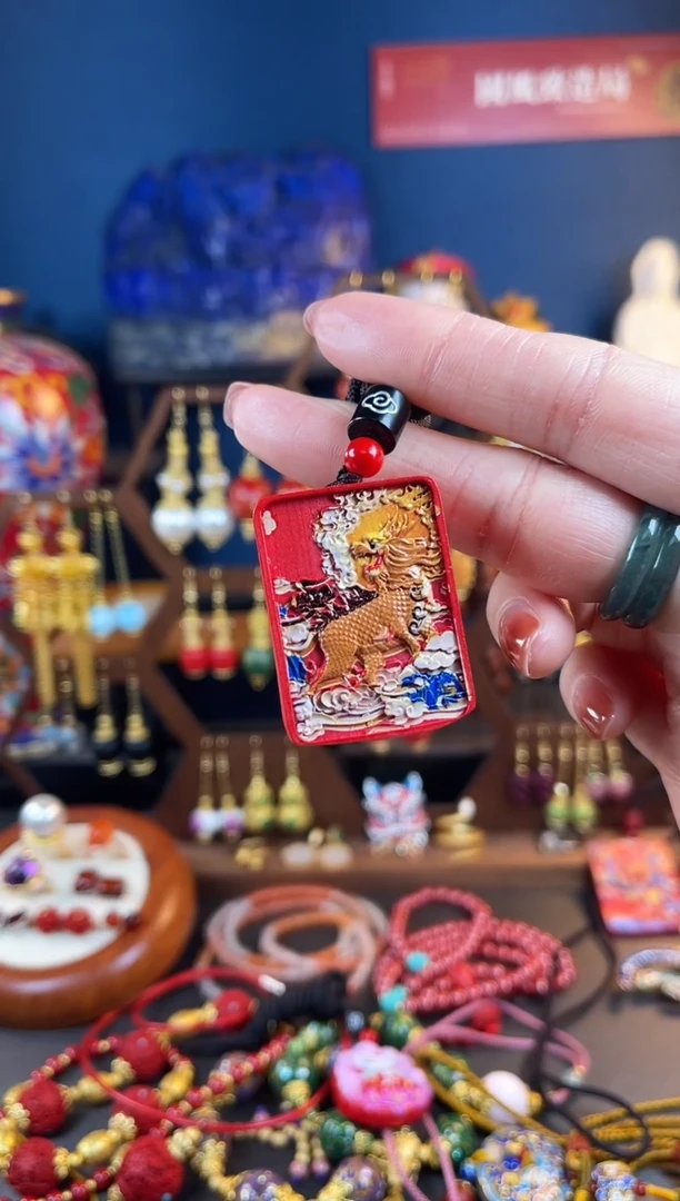 【闪购商品】红红麒麟牌子吊坠