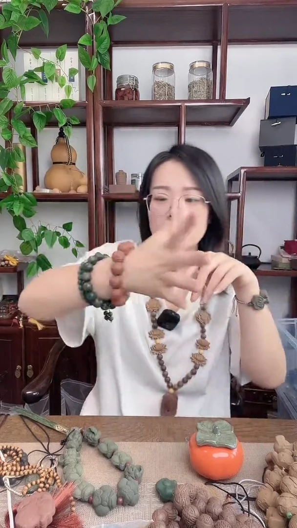 泥塑红麝香方的大黑天手串