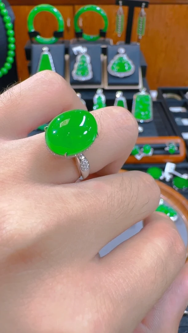 18K金镶嵌戒指翡翠凉*天然A货翡翠