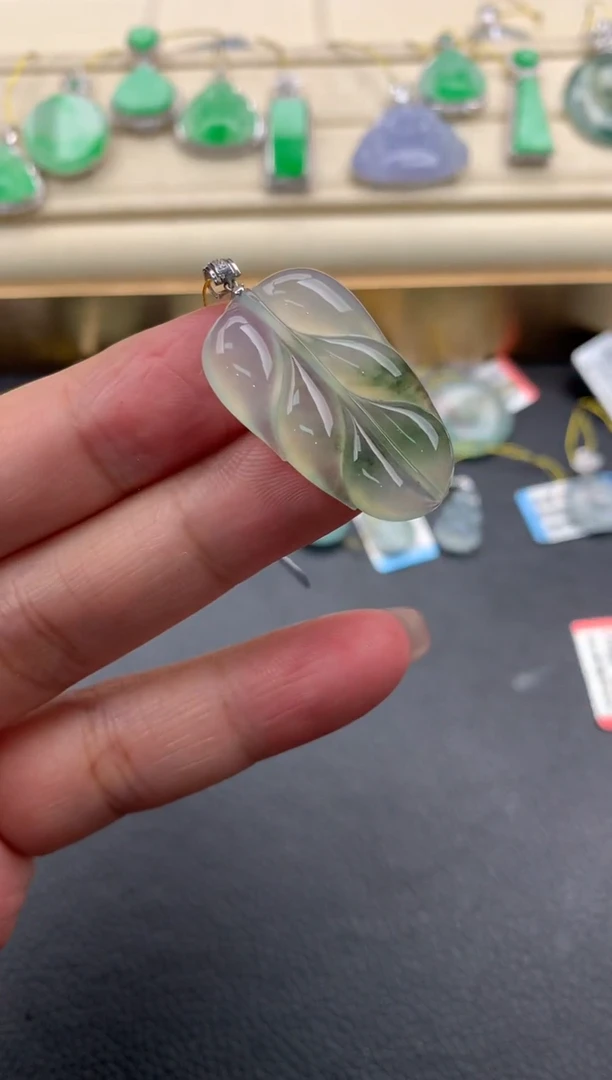 翡翠18K金镶嵌颈饰A342