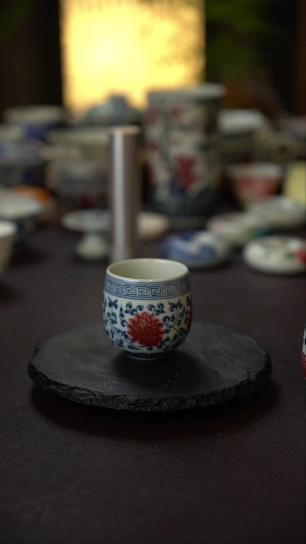 景德镇全手工手绘青花缠枝莲带内绘釉里红回字纹主人杯