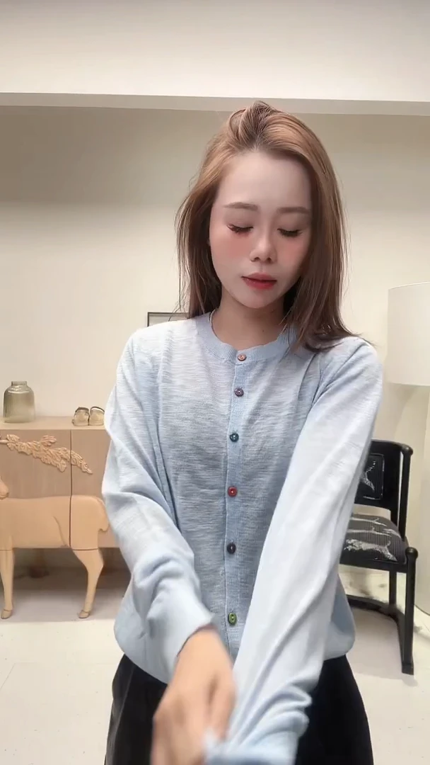 蓝色透气衬衫蓝天白云